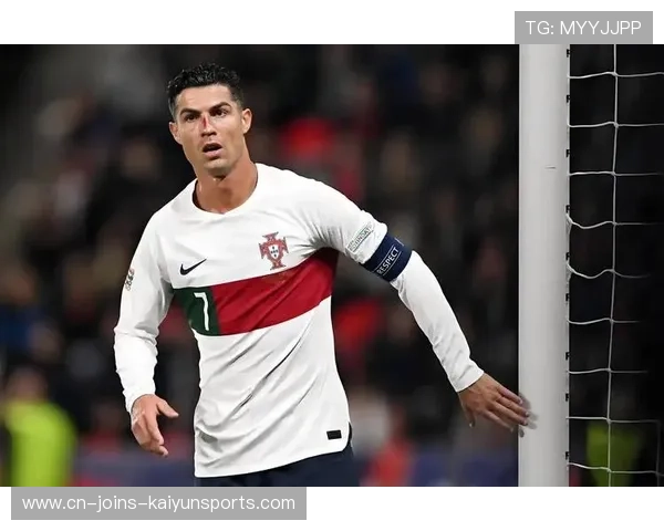 葡萄牙队内训练中C罗与年轻球员分享宝贵经验助力成长